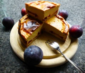 Weihnachts-Käsekuchen mit Pflaumen