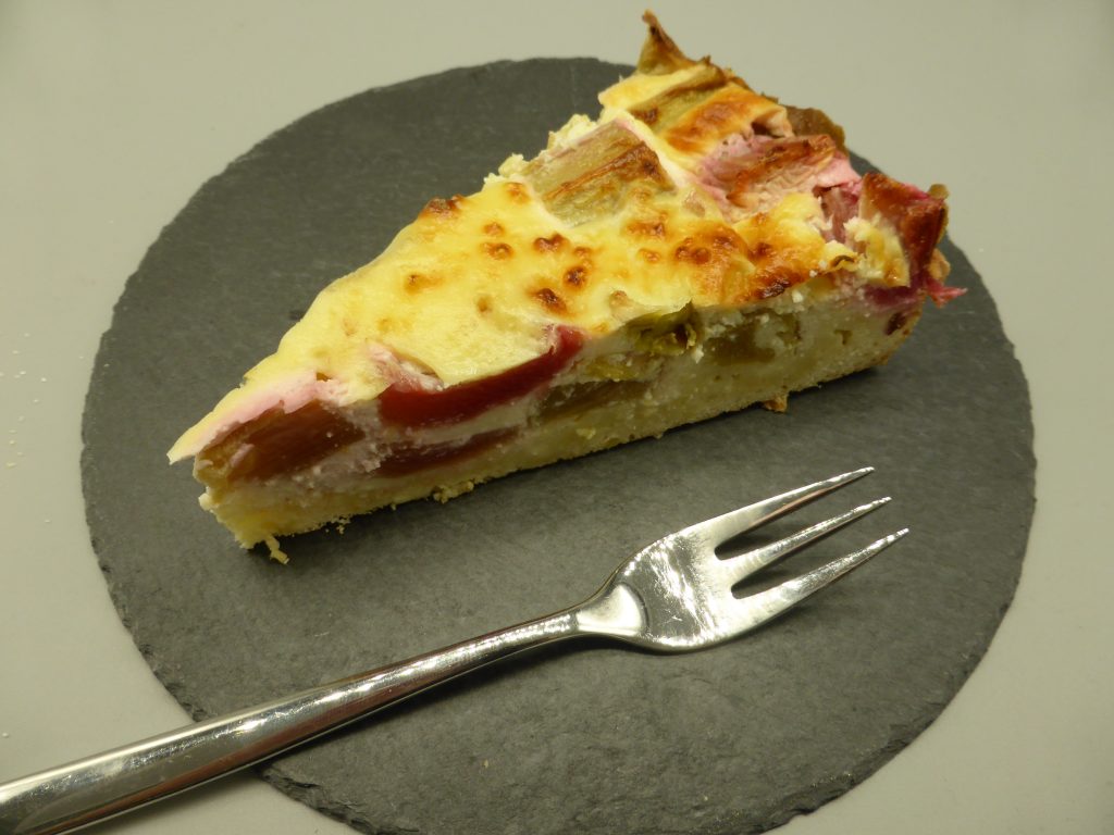 Rhabarberkuchen mit Pudding und Quark – Sonnig mit ohne Wolken